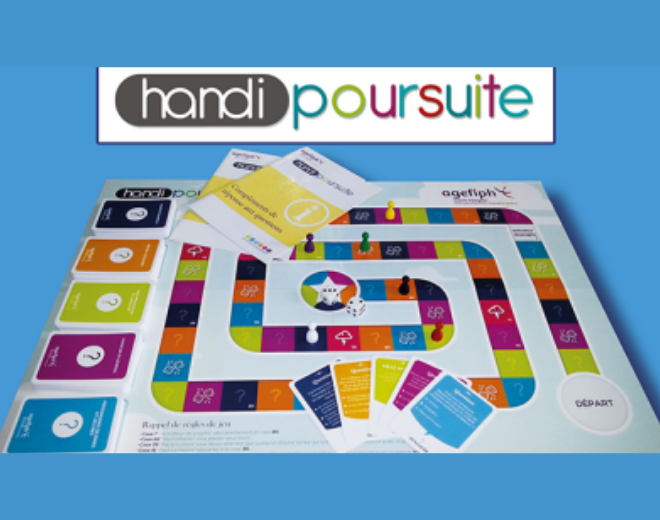 Photo du jeu de société Handipoursuite, développé par l’Agefiph. Le plateau coloré présente un parcours de cases aux couleurs variées (violet, bleu, orange, vert...), avec des pictogrammes symbolisant différentes catégories de questions. 