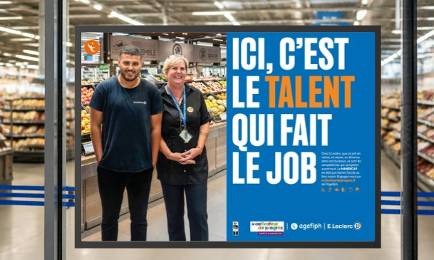 Affiche E.Leclerc en magasin montrant deux collaborateurs souriants au rayon fruits et légumes, avec le message « Ici, c’est le talent qui fait le job » et les logos Activateurs de progrès, Agefiph et E.Leclerc.