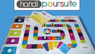 Photo du jeu de société Handipoursuite, développé par l’Agefiph. Le plateau coloré présente un parcours de cases aux couleurs variées (violet, bleu, orange, vert...), avec des pictogrammes symbolisant différentes catégories de questions. 