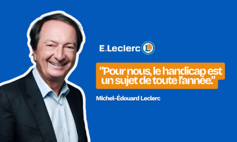 Portrait de Michel-Édouard Leclerc sur fond bleu, accompagné du logo E.Leclerc et de sa citation « Pour nous, le handicap est un sujet de toute l’année. »