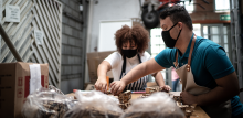 Photo d'une personne en situation de handicap qui travaille avec des jouets en bois
